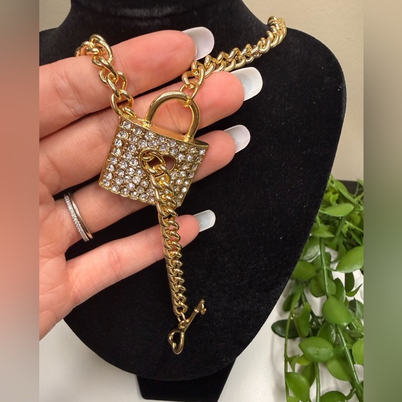 Taramanda Chain Necklace with Padlock Pendant and earrings - Picture 3 of 4